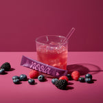 noola Energy Drink Wildbeere im Glas mit frischen Waldbeeren