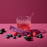 noola Energy Drink Wildbeere im Glas mit frischen Waldbeeren