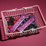 noola Energy Drink Sticks Wildbeere mit frischen Waldbeeren im Einkaufskorb