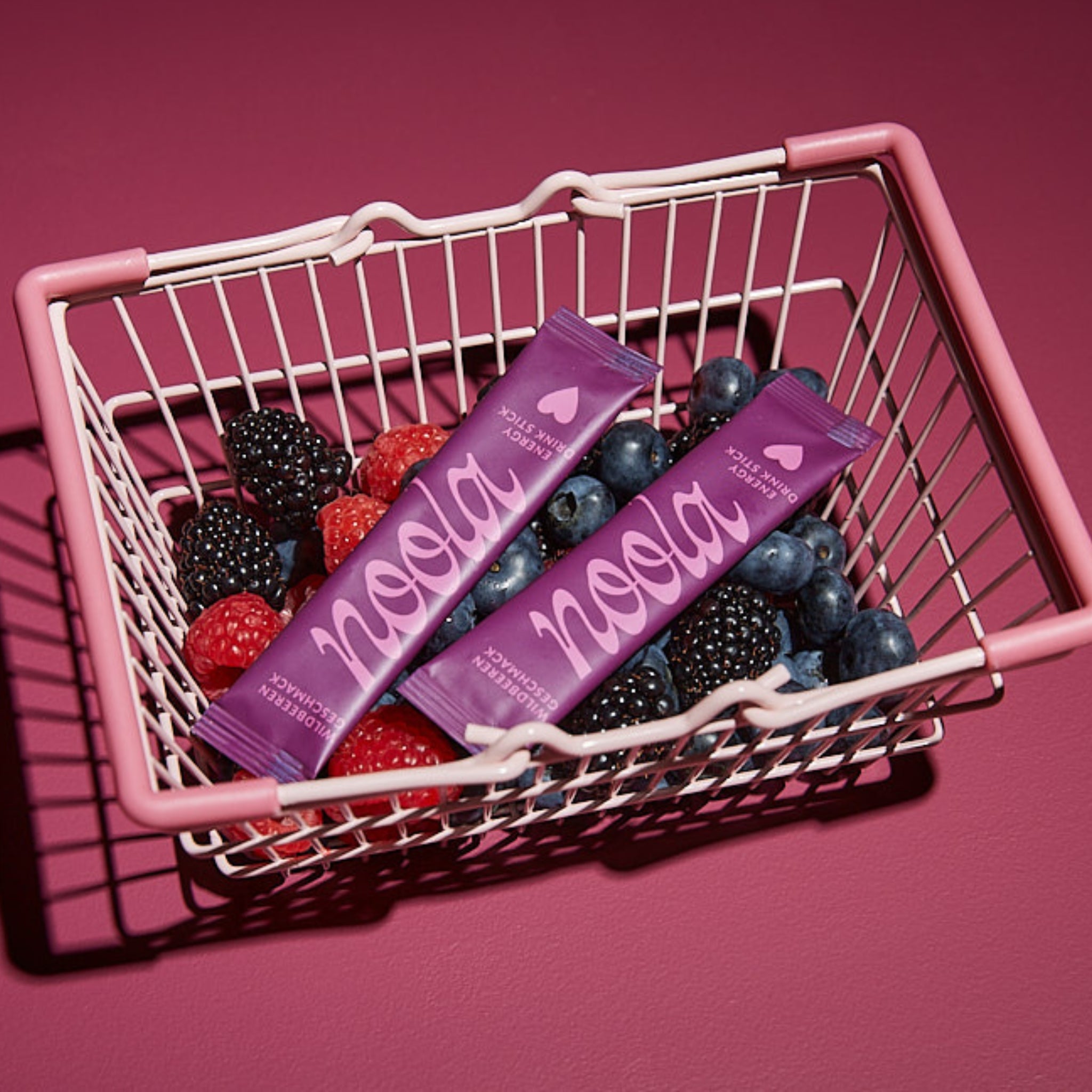noola Energy Drink Sticks Wildbeere mit frischen Waldbeeren im Einkaufskorb