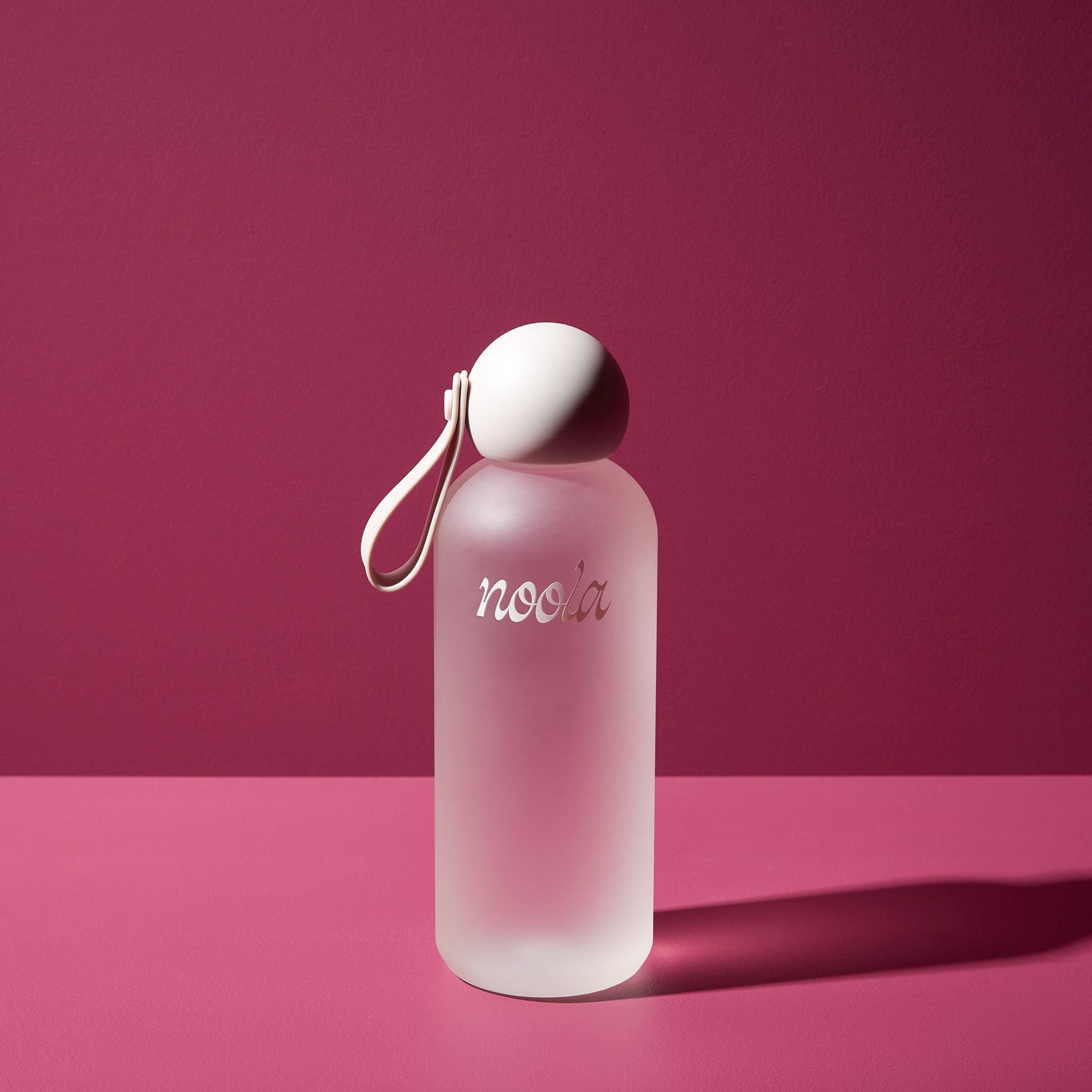noola Signature Trinkflasche 650 ml in Rosé mit Tragschlaufe, Frontansicht