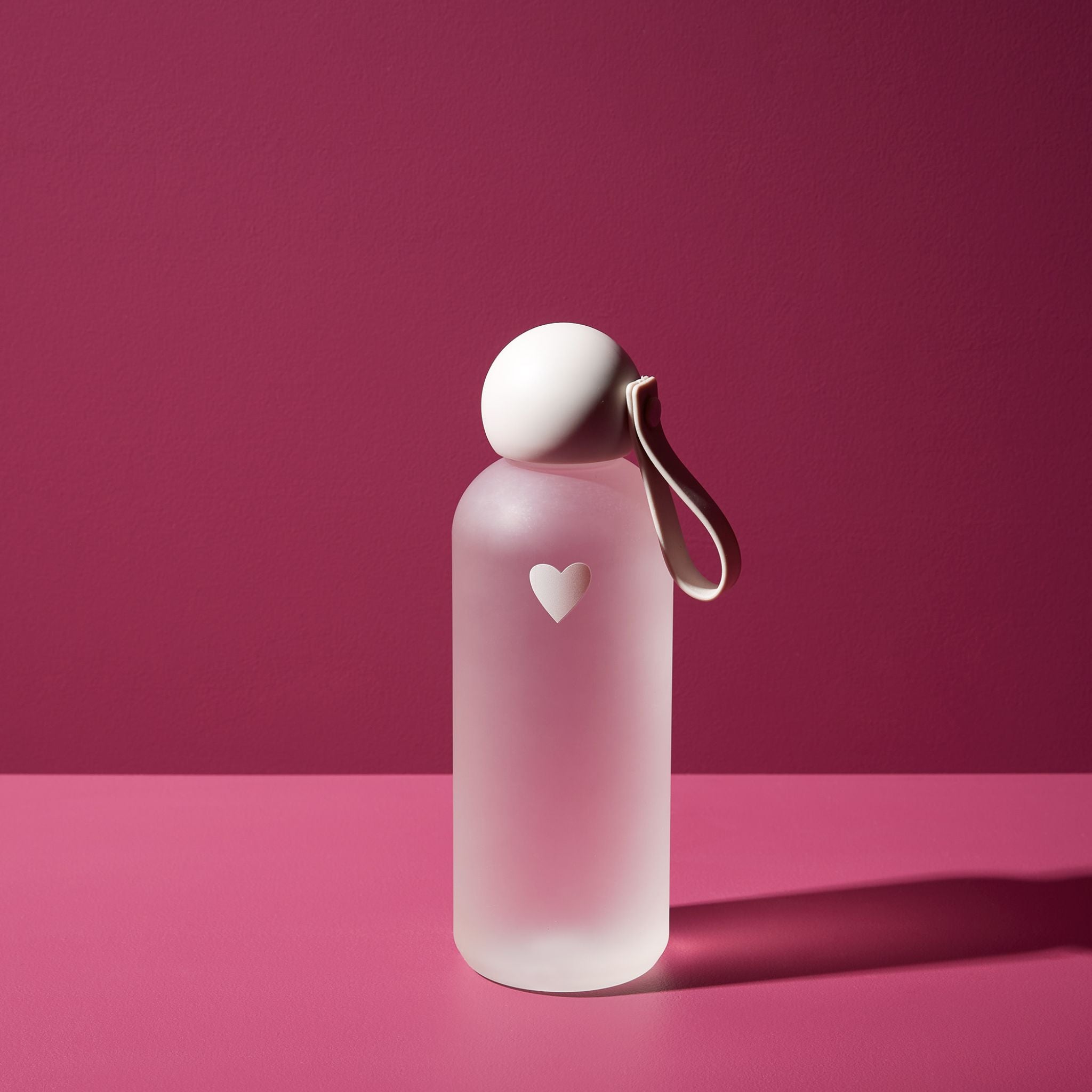 noola Signature Trinkflasche 650 ml in Rosé mit Herz-Emblem, Produktansicht