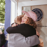 Person trägt die noola Good Energy Cap in Blush
