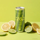 noola Energy Drink Zitrone-Limette Dose umgeben von frischen Zitronen und Limetten